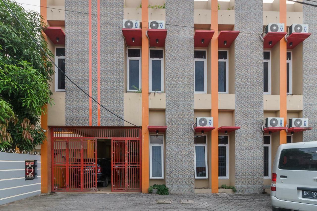 Отель Reddoorz Syariah Near Rs Pirngadi Медан Экстерьер фото